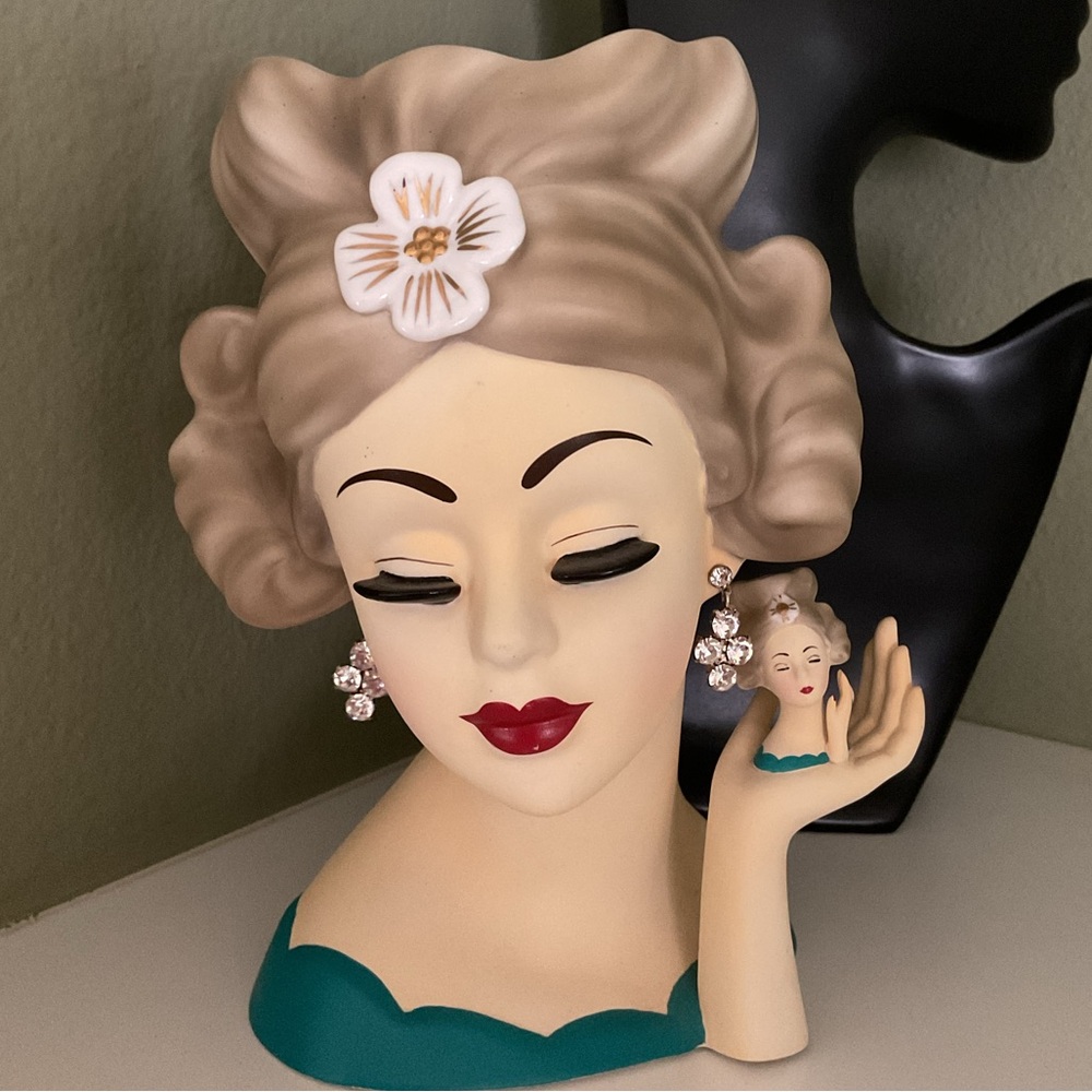 2010 Convention Carrie Miss New York With Clover  Head Vase EXCELLENT